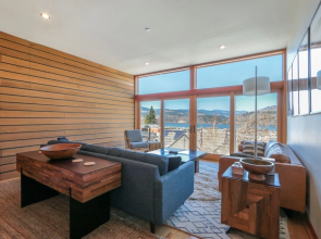 ALOFT Airy Design Townhouse with Columbia River View by RedAwning