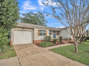 Charming Southern Retreat Near Historic Downtown 4 Bedroom Home