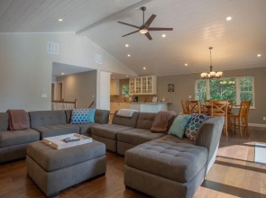 Happy Hideaway 4 Bedroom Home by RedAwning