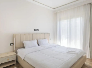 Upper Duplex 3BR in Eastown Sodic