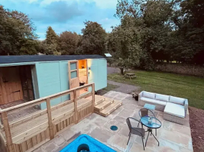 Shepherds Hut With Hot Tub