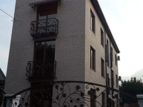 Gueshouse on Dekabristov 27