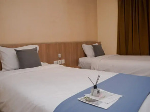 Warm and Minimalist Studio (No Kitchen) at Great Western Apartment