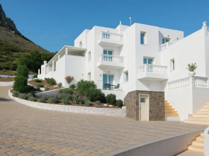 Apartment - Sleeps 10 - Parking - Garden - Pool