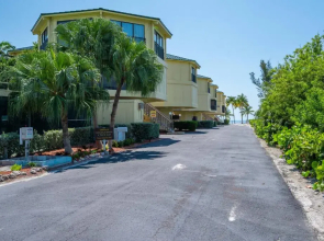 Cocoplum Beach & Tennis Club