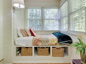 7 Mi to The Biltmore: 'Le Canard' Cottage w/ Porch