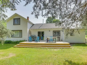 South Haven Farmhouse w/ Fire Pit, 4 Mi to Beach!
