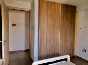 Renovated 2-bedroom flat with free parking, center