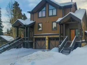 3 Bedroom Ski In, Ski Out Townhome at Snowflake Lift