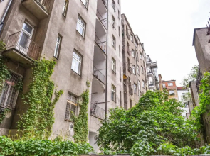 Quiet apartment in the city center with own terrace