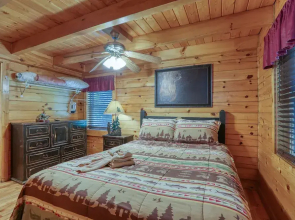 Creek Heaven - 2 Bedrooms, 2 Baths, Sleeps 6 Cabin by RedAwning