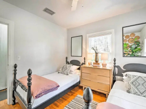 ~ 12 Mi to Disney: Downtown Winter Garden Cottage!