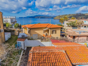 Casa Pareti 30 meters from the sea with parking space-CASA SUL MARE A PARETI