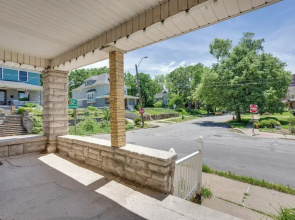 Modern 2BR Kansas City Condo Near Downtown