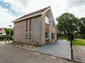 Holiday Home With Spacious Private Garden Within Walking Distance of the Beach