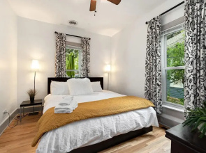 Lola House! Cozy comfort, Prime Old Town Location