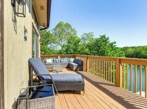 Swim & Boat Docks: Lakefront Gem in Bella Vista!