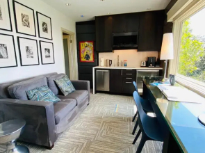 JETLINER VIEWS IN THE HOLLYWOOD HILLs