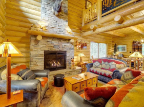 Exquisite Mccall Log Cabin - Walk to Payette Lake!