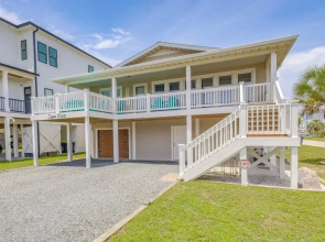 Coastal Home: Walk to Holden Beach!