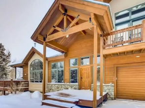 Perfect For Your Family Vacay With Private Hot Tub! 4 Bedroom Home by RedAwning
