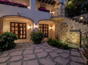 Casa de la Familia 7 Bedroom Contemporary Hacienda Style at Discounted Rate!