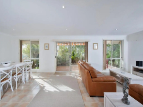 White Horses, 7A Achilles Street