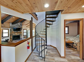 Cozy All-Season Cabin Near Shops, Beach, Skiing home