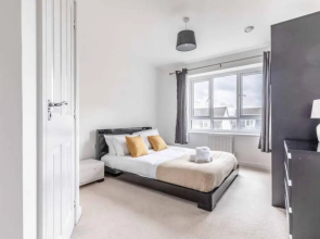 2 Bed/2 Bath & Free Parking - Langley/Heathrow