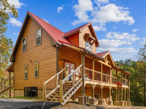Hidden Cove Chalet 5 Bedroom Cabin by RedAwning