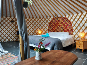 Luxurious underfloor heated Yurt with Hot tub