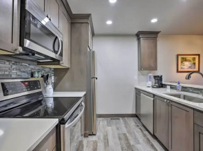 Walk to Main Street: Frisco Townhome w/ Decks