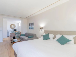 LES SUITES DU PORT by Le Saint Ferdinand