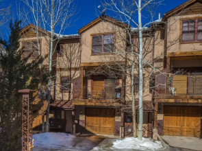 Elkhorn Townhome 1947 Townhouse