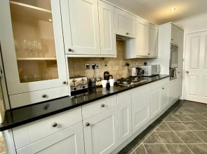 Lovely house in a great location with Parking, WiFi & Netflix - Near Poole & Bournemouth