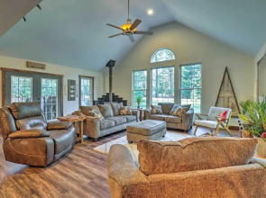 Hot Tub, Beach Access: Albrightsville Retreat!