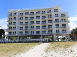 Luxurious/brand New Oceana/pools/hottubs/ W203 Great Location!