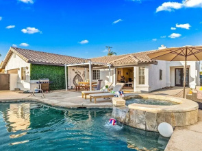 Relaxing 4BR Retreat w/ Refreshing Pool