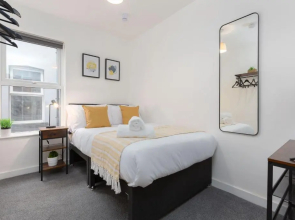 Charles Alexander Short Stay - Charnley House Apartments