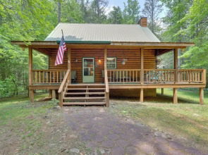 Secluded Cross Creek Cabin w/ Deck & Fire Pit!