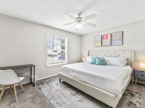 Comfy 2BR King Suite w Gym Pool Close to DT