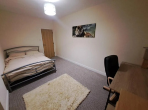 City-center Flat Sleeps 4 With Balcony