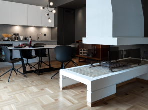 Grey and White 2BD Apartment 132m2 Free Parking