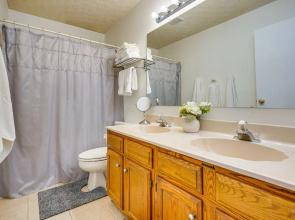 Spacious Home w/ Deck - 9 Mi to Downtown Columbus