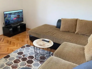 Entire 1-bedroom apartment with free parking