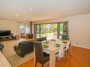 Kowhai Corner - Matarangi Holiday Home