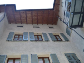 Parravicini Red Flower apartment