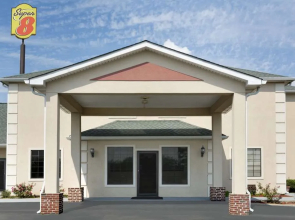 Super 8 Chatsworth / Dalton