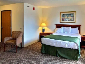 Days Inn & Suites by Wyndham Traverse City
