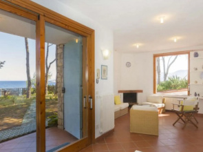 Villa for 7 on the white cliff of Portoferraio with breathtaking sea views-VILLA MERIDIANA